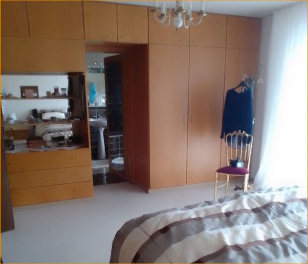 Großes Einfamilienhaus auf großem Grundstück – Schlafzimmer