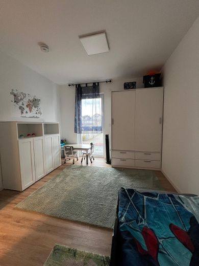 Moderne 3-Zimmer-Wohnung mit Einbauküche in zentraler Stadtlage – Kinderzimmer