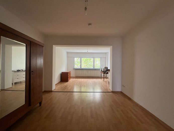 charmante Erdgeschoßwohnung mit kleinem Garten – Wohnzimmer