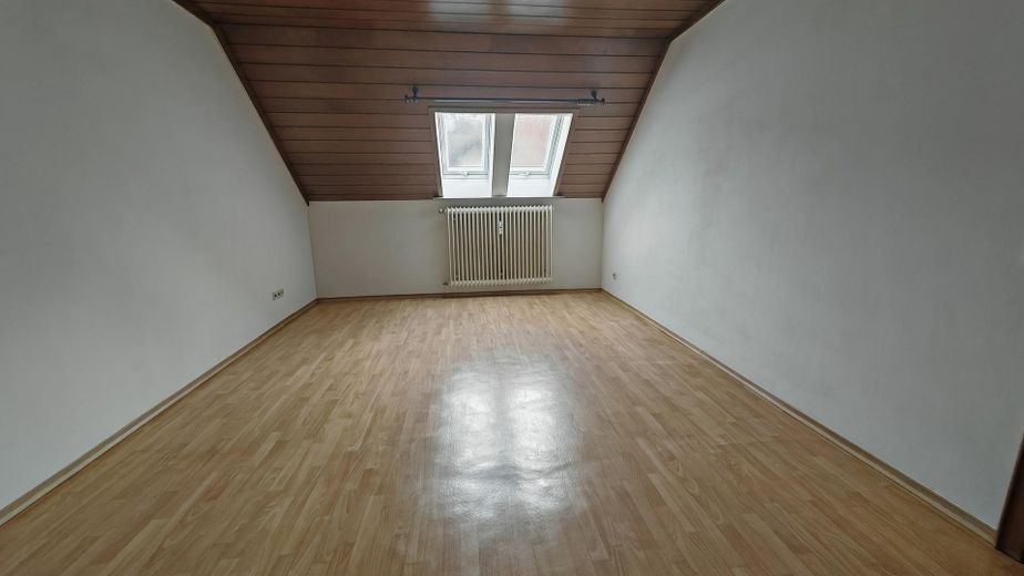 Zentral gelegene 2-Zi-Dachgeschosswohnung Nr. 5 in Oberviechtach – ab sofort frei – Wohnzimmer