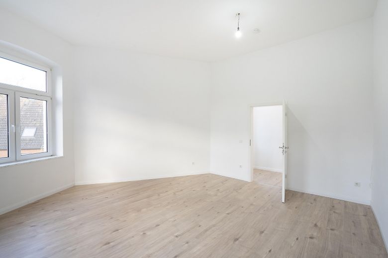 Provisionsfrei: Renoviert & bezugsfrei – 2,5-Zimmer-Wohnung zum Einziehen oder Vermieten! – Wohnzimmer - 2