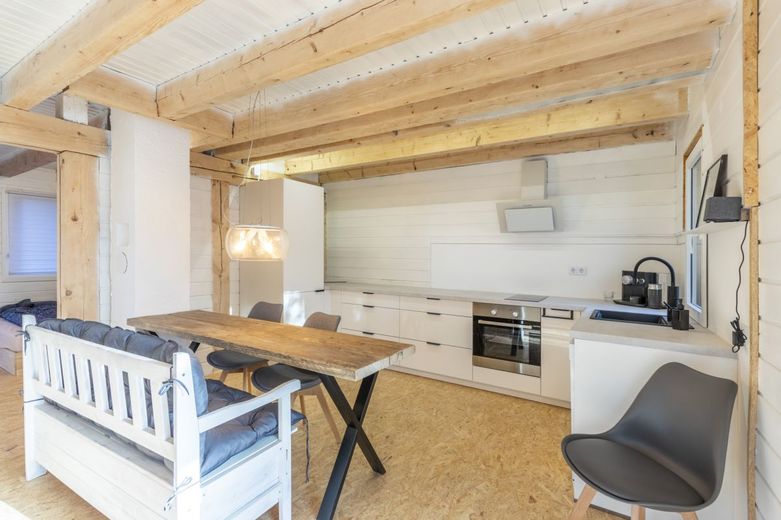 Über 8 % Rendite: Boardinghouse-Ensemble: 3 Gebäude &amp; Garten – Gebäude 3 | Einliegerwohnung_Wohn- &amp; Essbereich