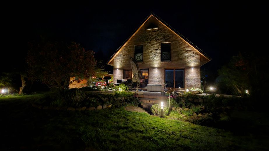Haus Grundstücksansicht Nacht
