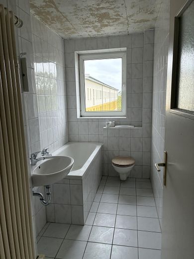 Helles Wannenbad mit Fenster