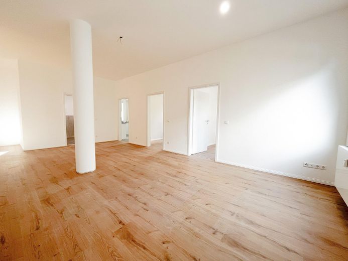 Hochwertiges Wellness-Bad - Komplett Saniert - Zentrale Lage in Ilsfeld - Inkl. EBK & Stellplatz – Offener Wohn-/Essbereich