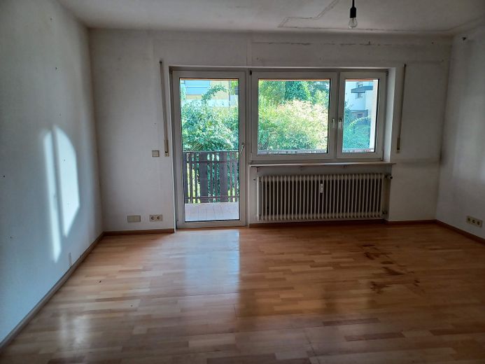 Przestronne, świeżo wyremontowane mieszkanie 3,5-pokojowe o powierzchni 115 m², z dużym balkonem, garażem i miejscem parkingowym – Schlafzimmer vor Renovierung