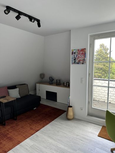 Möblierte hochwertige 1-Zimmer-Wohnung mit moderner Ausstattung in ruhiger Lage, Hamburg-Farmsen – Schlafen & Balkon