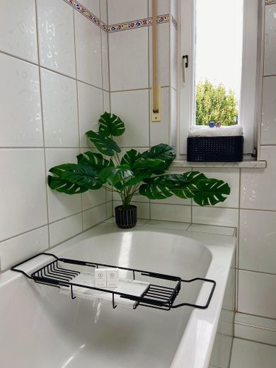 Großes Bad mit Wanne und Dusch