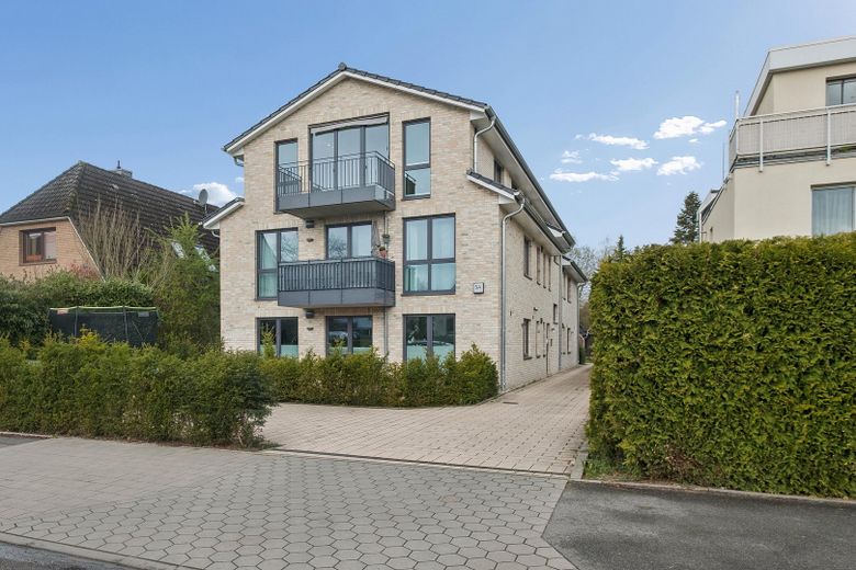 Neuwertige 3 - Zimmer - Balkonwohnung mit erstklassiger Ausstattung in Top - Lage von Meiendorf – Hausfassade