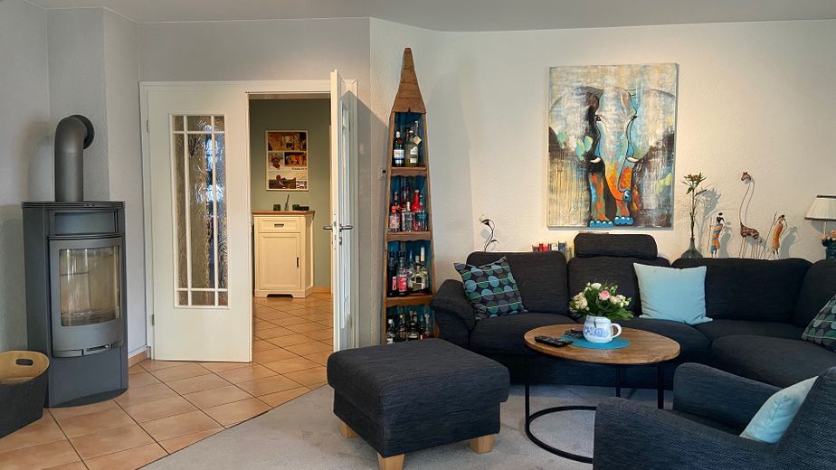 Von Privat: Energetisch modernisiertes Einfamilienhaus mit Einliegerwohnung / Mehrgenerationenhaus – EG Wohnen Flur
