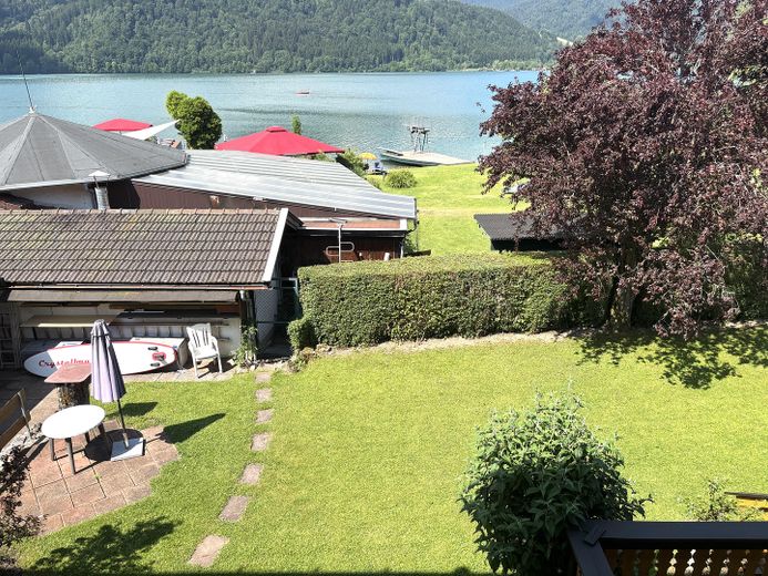 Louer un appartement meublé de 2 pièces dans un emplacement privilégié à Schliersee pour 1 à 6 mois à partir du 15.9.26 – Weg durch den Garten zum See u
