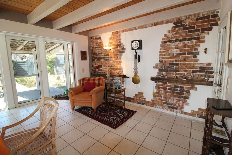 Exquisites Einfamilienhaus mit idyllischer  Gartenanlage + Teich, Saunahaus, Carport &amp; neue Heizung – individuelle Wandgestaltung im Wohnzimmer