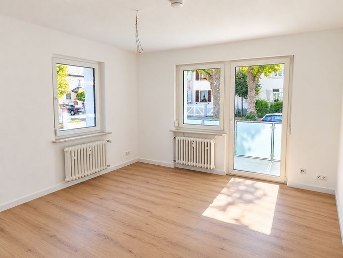 Gerenoveerd 3-kamerappartement met overdekt balkon – 5 min. naar de tram richting Straatsburg – Wohnzimmer mit Balkonzugang