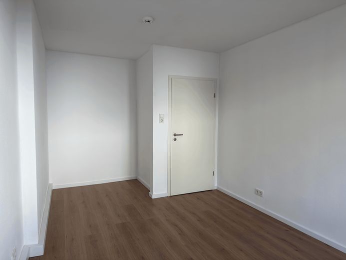 Şairler Mahallesi’nde ilk oturum: Komple yenileme sonrası şık 2 odalı daire – Schlafzimmer