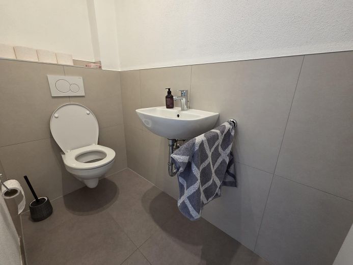 شقة مدينة حديثة من 3 غرف مع شرفة في أبنزبرغ – Gäste WC