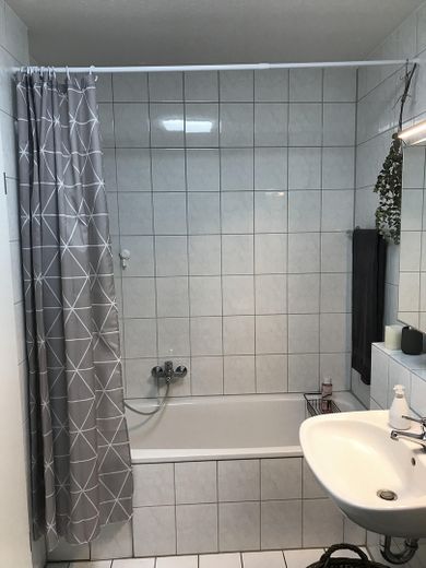•Commission-free from private seller: Bright 3-room apartment with 2 balconies & underground garage – Bad - linke Seite