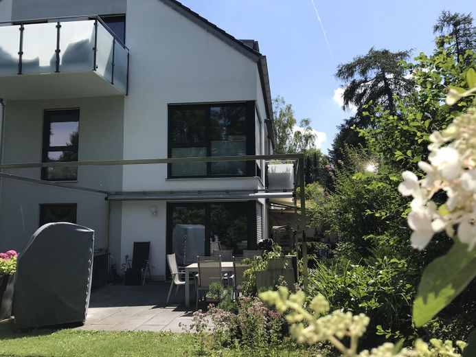 Blick auf die 27 qm Terrasse