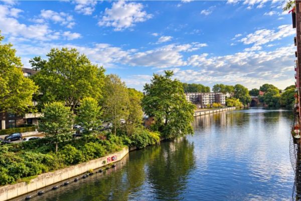 Barmbek-Süd : appartement de 2 pièces rénové, libre, 1er étage, balcon avec vue sur le canal Osterbek !