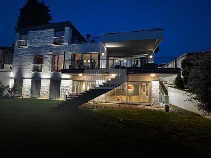 Exklusives Domizil mit atmosphärischer Lichtarchitektur und Fernblick – Foto 1