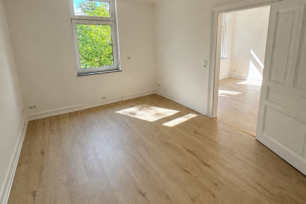 Appartement ancien de 4 pièces rénové avec des matériaux de qualité, cuisine intégrée et balcon, situé dans un emplacement privilégié du Johannesviertel