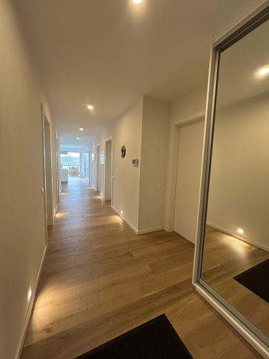 Exclusivo piso de 6 habitaciones con una suite principal, opción de refrigeración y dos grandes terrazas en la azotea – Flur