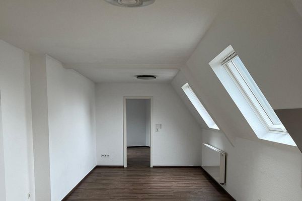 Atractivo apartamento de 2 habitaciones en la última planta en Ludwigshafen am Rhein