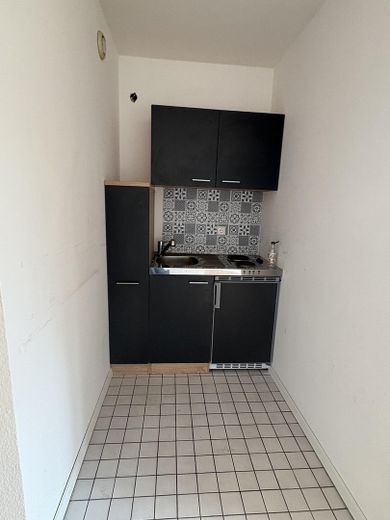 İş insanları ve öğrenciler için ideal: Balkonlu ve kapalı otoparklı 1 odalı daire – Pantryküche mit Kühlschrank