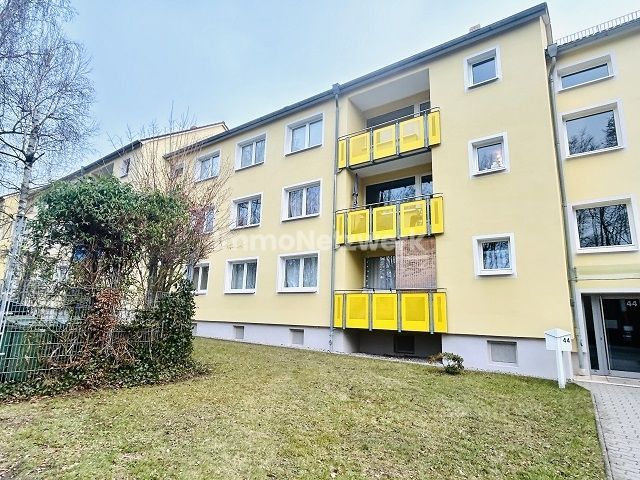 **4- Zimmer Wohnung mit Balkon. Sorgfältig saniert. Sofort verliebt** – Front Eingang