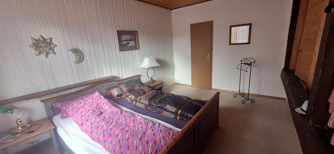 Einfamilienhaus / Ferienhaus – Schlafzimmer mit Einbauschrank
