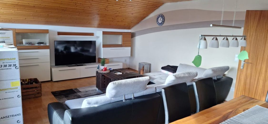 Helle 3-Zimmer Dachgeschosswohnung mit Südbalkon und Weitblick in Reutlingen – 25e2e8e2-9fe1-4bb0-9dfe-2005d80e746c