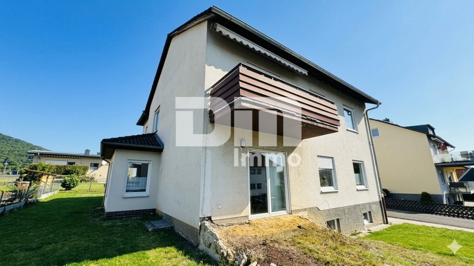 Gepflegtes Ein / Zweifamilienhaus mit Doppelgarage in begehrter Ortsrandlage von Zierenberg – Frontansicht Titel