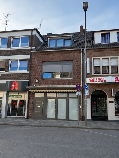 Hochwertig sanierte Gewerbefläche in Rheindahlen – ideal für Büro, Praxis, Kosmetik + 20 m² Terrasse – Gebäudeansicht