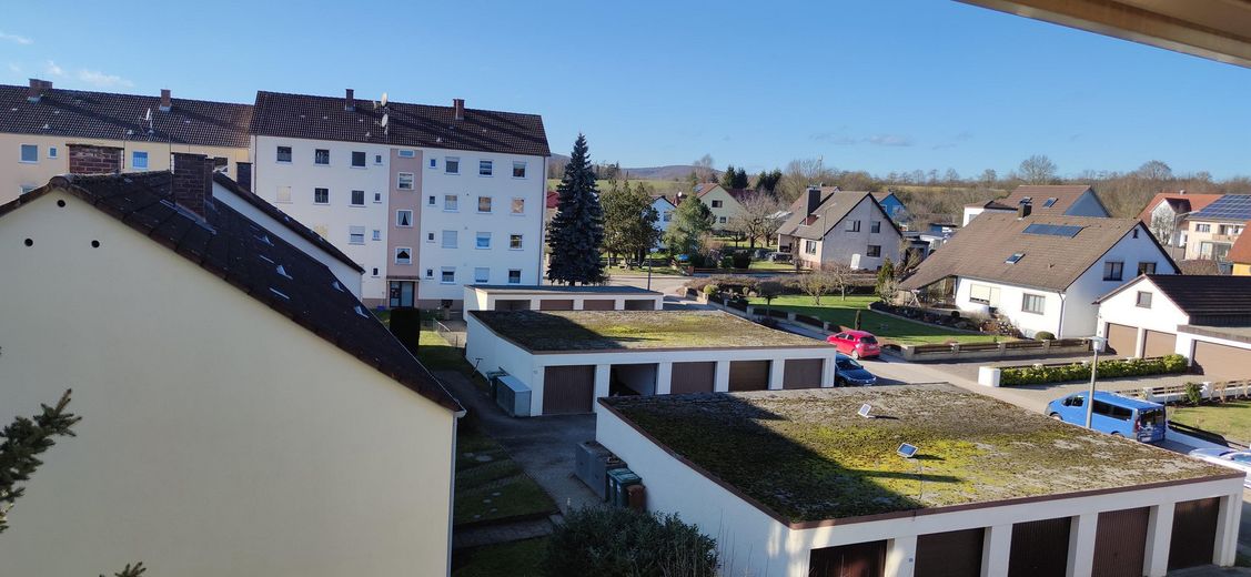 Schöne 2,5-Zimmer Wohnung im 3. OG mit Einbauküche, Balkon und Garage – Blick vom Balkon