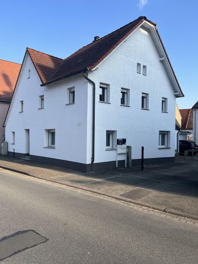 Dom jedno- lub dwurodzinny z pompą ciepła – bez prowizji – – Haus Vorne und seitlich