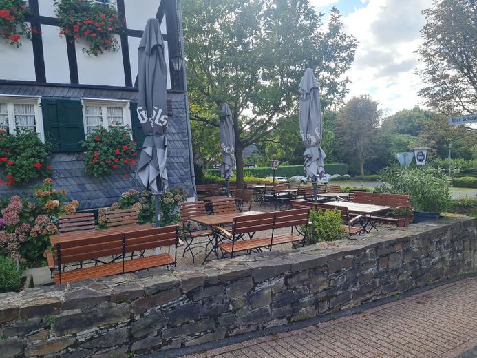 Historisches Fachwerk-Ensemble (Haupthaus + Nebengebäude + 2 Garagen) – Biergarten