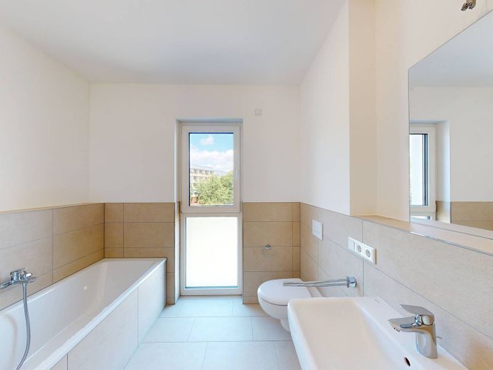 OFERTA DESTACADA: ¡Piso de ensueño de 3 habitaciones con BALCÓN y moderna COCINA AMUEBLADA en el BERGQUARTIER de Magdeburgo! – Ansicht II: Bad