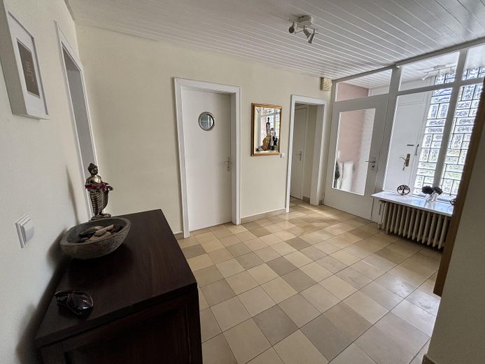 Familienparadies mit Swimmingpool, Tennis- und jede Menge Platz! – Entrée