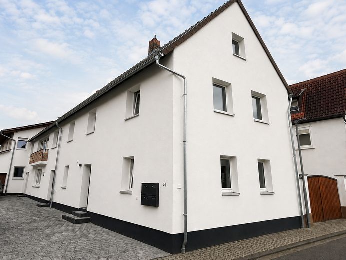 Komplett renoviertes Reihenendhaus mit großem Dachstudio und separatem Garten in Harthausen – Straßenansicht