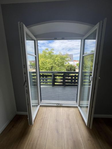 Kind 4 mit Balkon