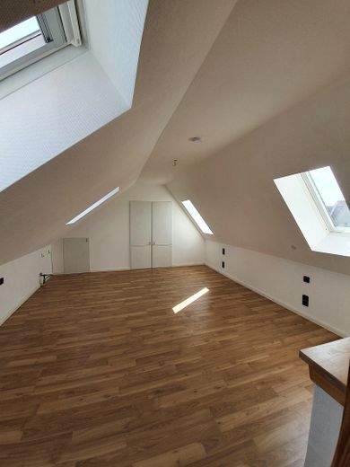 (provisions- u. bezugsfrei) Traumhafte, renovierte 4 Zimmer-Wohnung mit großer Dachterrasse – Zimmer 4 Dachboden