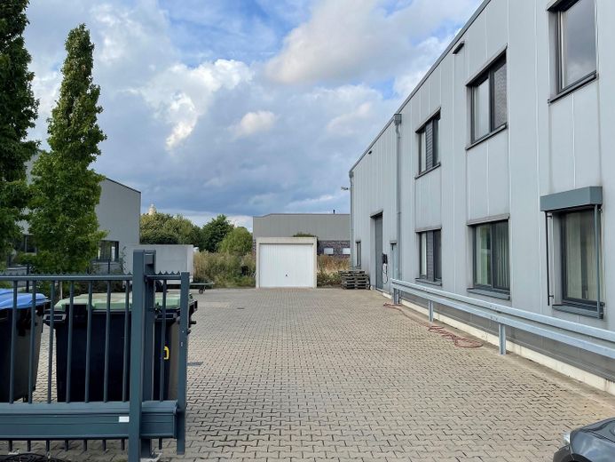 520 m² Gewerbeeinheit: Büro (160 m²), Produktion (200 m²), erweiterbares Lager (160 m²) – Gebäude von außen 02