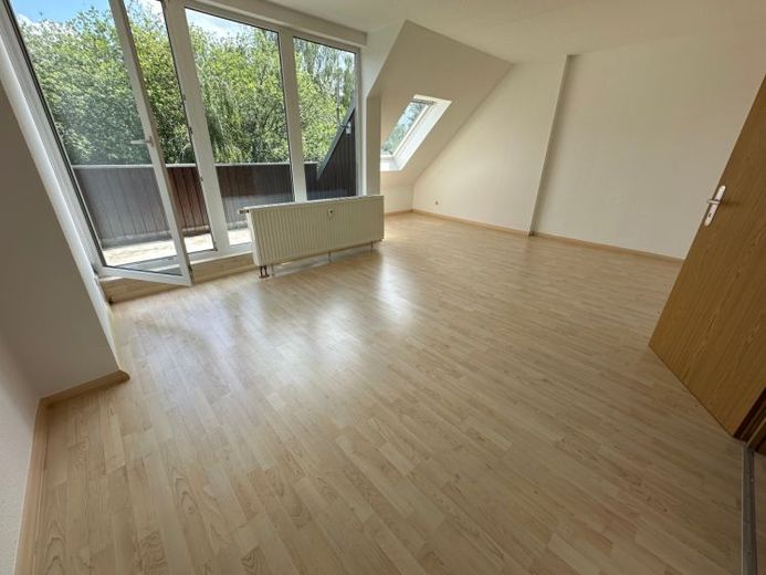 Frei ab 1.11. - Dachgeschoss mit Balkon / Laminat / Bad mit Fenster ! – Photo 1