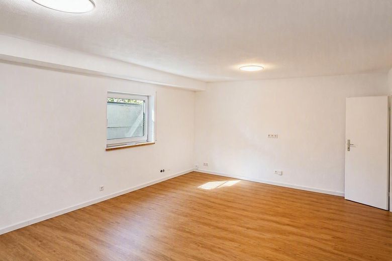 Wprowadź się i poczuj się jak u siebie: pierwsze zamieszkanie po remoncie, 2-pokojowe mieszkanie na parterze z ogrodem, tarasem i sauną – Wohnzimmer mit Küchenbereich