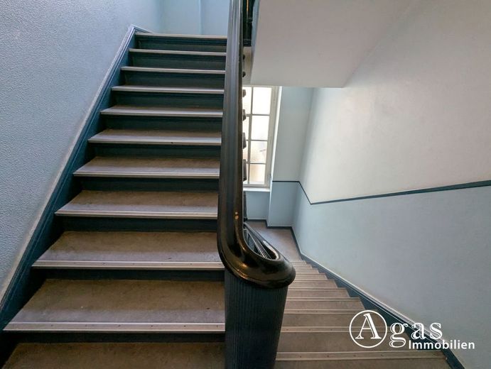 Gut vermietete 3-Zimmer-Altbauwohnung im Mierendorff-Kiez in Charlottenburg – gepflegtes Treppenhaus