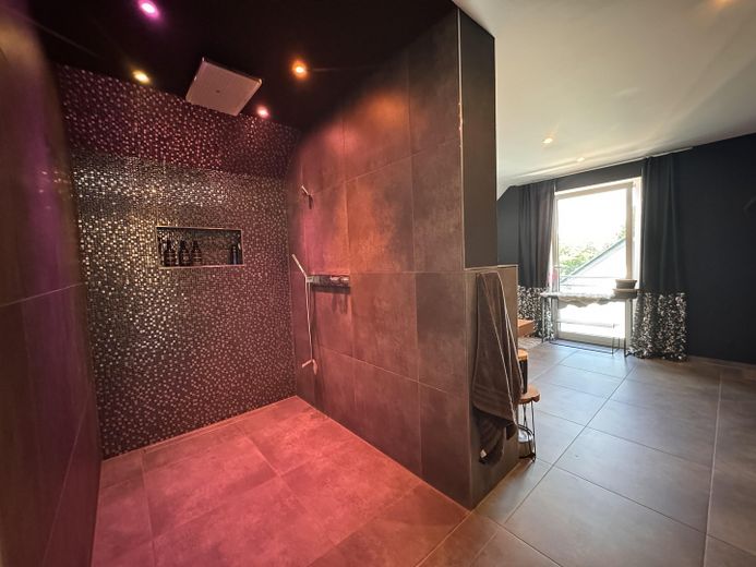 Modernes Premiumhaus mit High-End-Ausstattung und nahezu energieautarker Technik in Herford – Dusche