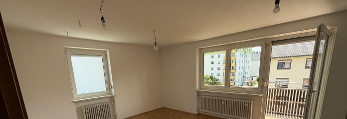 Wohnzimmer und Zugang Balkon