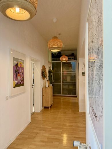 Maisonette de estilo antiguo inundada de luz, con chimenea, aire acondicionado y un ambiente residencial tranquilo – Flur - Wohnungseingang