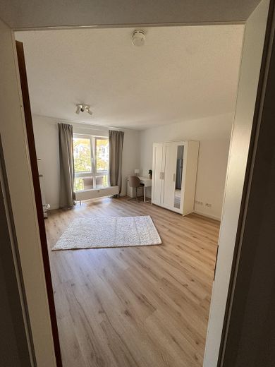 Move in instead of furnishing – spacious, furnished 1-room apartment – Photo 1