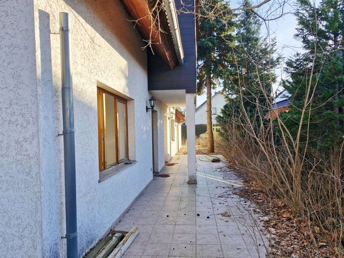 MFH mit  Baugrundstück - seltene Chance in Oranienburg – gekachelter Boden vor Hauseingang