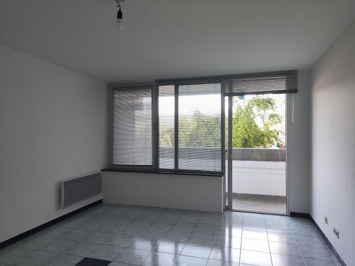 von Privat – Helle 2-Zimmerwohnung mit großer, wettergeschützter Südwestloggia – München-Bogenhausen – Wohnzimmer